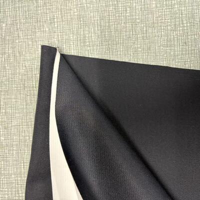 025 mm Épaisseur matériau ignifuge Largeur 150 cm Convient pour les applications industrielles Solution durable et ignifuge