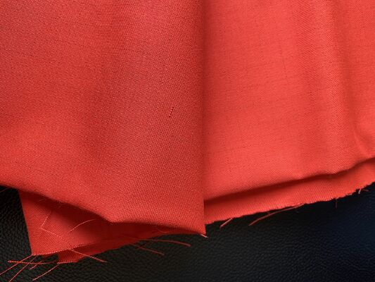 Tissu méta-aramide tissé en sergé, solidité des couleurs de niveau 5, matériau léger et résistant, utilisé dans les combinaisons de pompier et les uniformes tactiques