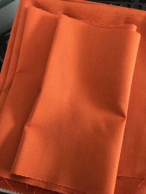 Tissu para-aramide 260GSM avec revêtement en aluminium, haute flexibilité, idéal pour la fabrication de vêtements et d'équipements de sécurité ignifuges