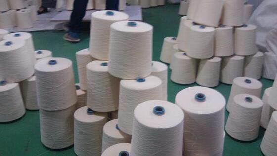 Fil de viscose Lenzing de couleur blanche, 1,5 kg par cône, options de couleur de fil personnalisées adaptées aux besoins de fabrication de textiles