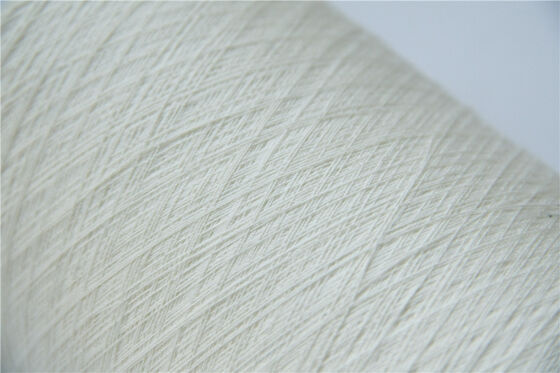 Fil de viscose Lenzing de couleur blanche, 1,5 kg par cône, options de couleur de fil personnalisées adaptées aux besoins de fabrication de textiles